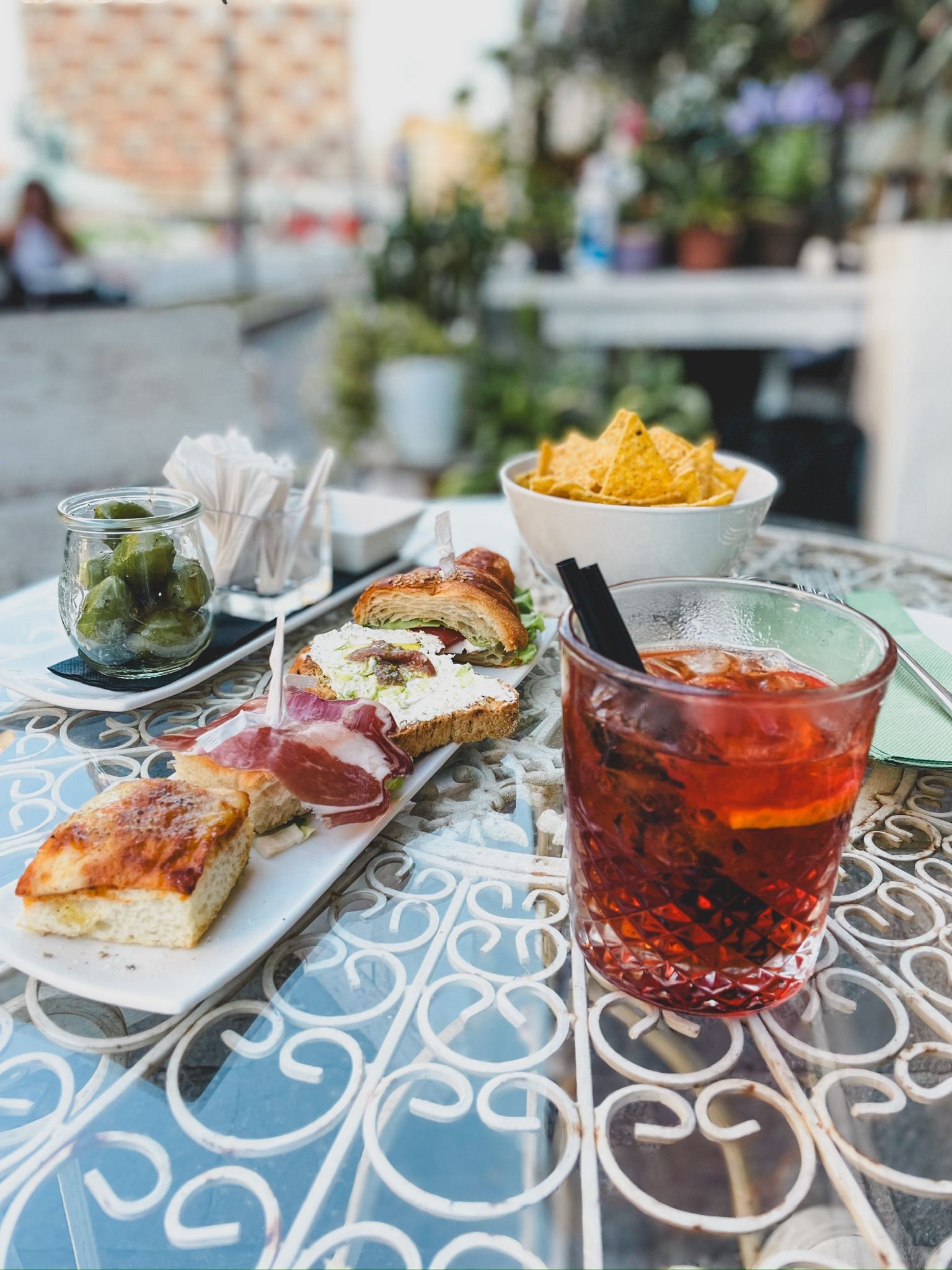 Aperitivo con cocktail e tagliere al Bar Tulip