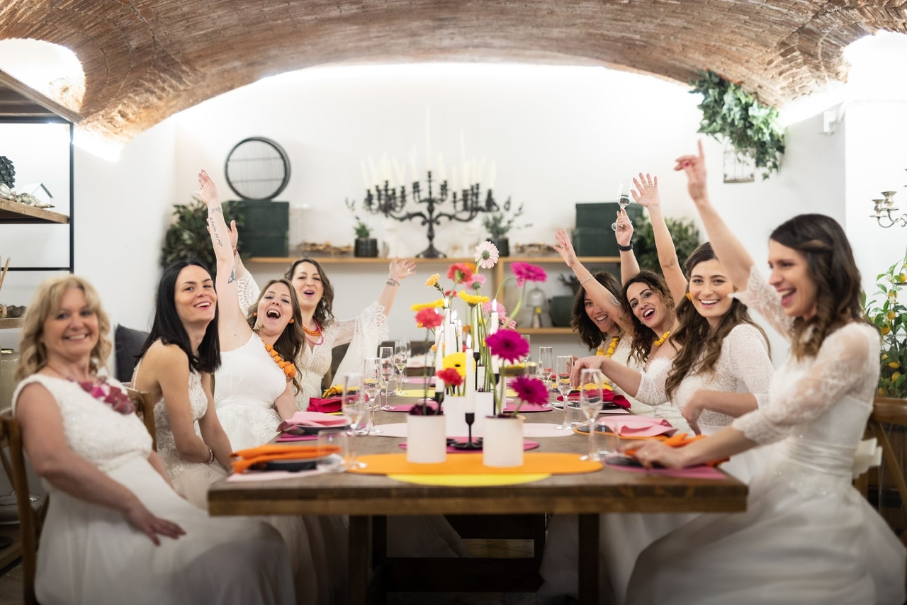 Festeggiamenti sposa nella sala per eventi privati